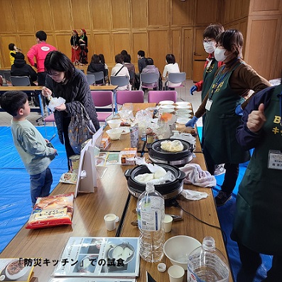 HP用防災キッチンでの試食.jpg